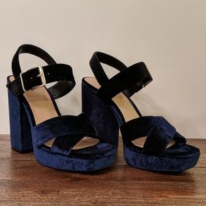 Blue velvet pumps